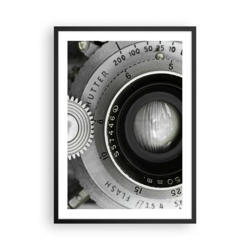 Plagát v čiernom ráme - Detailný záber objektívu fotoaparátu s kovovými detailmi - 50x70cm - Príbeh o Hollywoode - Moderná nástenná dekorácia do obývacej izby a spálne ARTTOR
