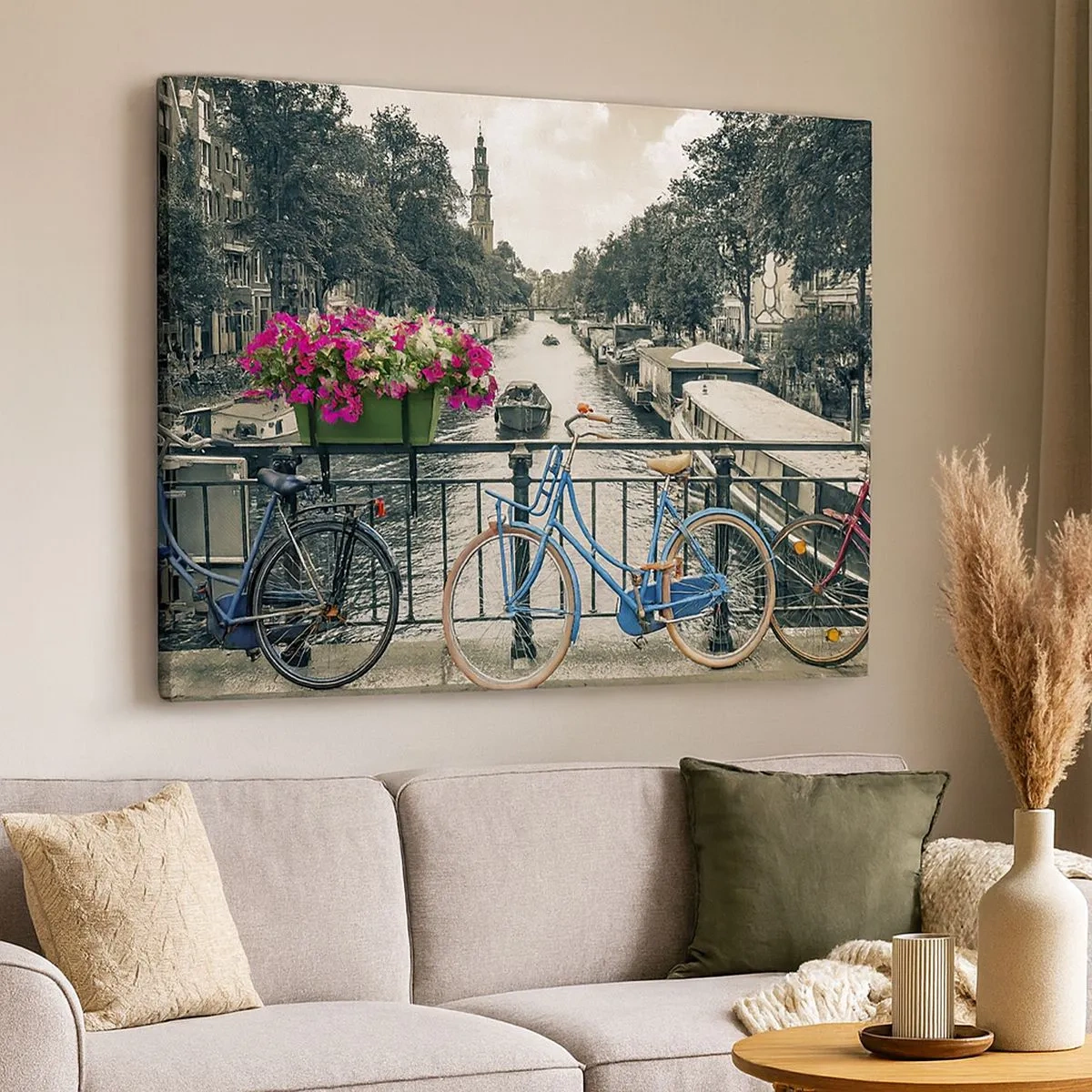 Obraz na plátne - Most s bicyklami a kvetmi ponad kanál v Amsterdame - 70x50cm - Farby amsterdamskej ulice - Moderná nástenná dekorácia do obývacej izby a spálne ARTTOR