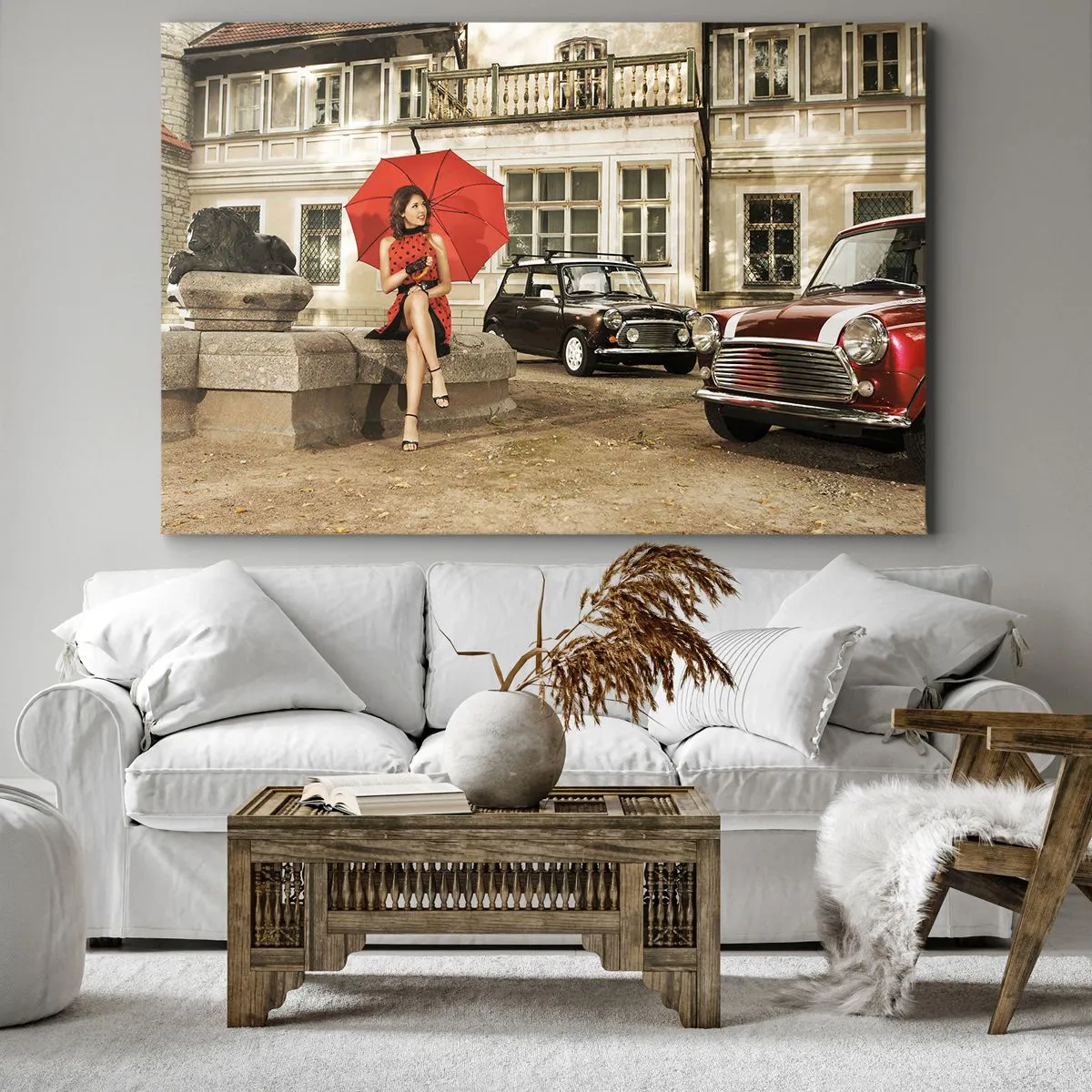 Obraz na plátne - Žena s červeným dáždnikom pri klasických autách - 70x50cm - Sentimentálne mini cestovanie - Moderná nástenná dekorácia do obývacej izby a spálne ARTTOR