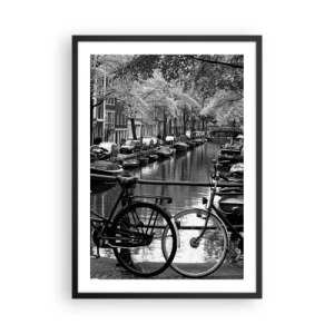 Plagát v čiernom ráme - Čiernobiely pohľad na kanál s bicyklami v Amsterdame - 50x70cm - Veľmi holandský výhľad - Moderná nástenná dekorácia do obývacej izby a spálne ARTTOR