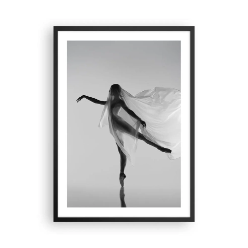 Plagát v čiernom ráme - Tanečnica vo vzdušnom závoji v čiernobielej kompozícii - 50x70cm - Ľahkosť a pôvab - Moderná nástenná dekorácia do obývacej izby a spálne ARTTOR