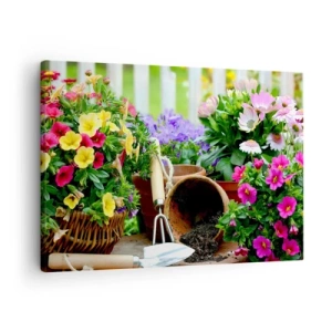 Obraz na plátne - Farebné kvety v kvetináčoch so záhradným náradím na stole - 70x50cm - Záhradka Žofky - Moderná nástenná dekorácia do obývacej izby a spálne ARTTOR