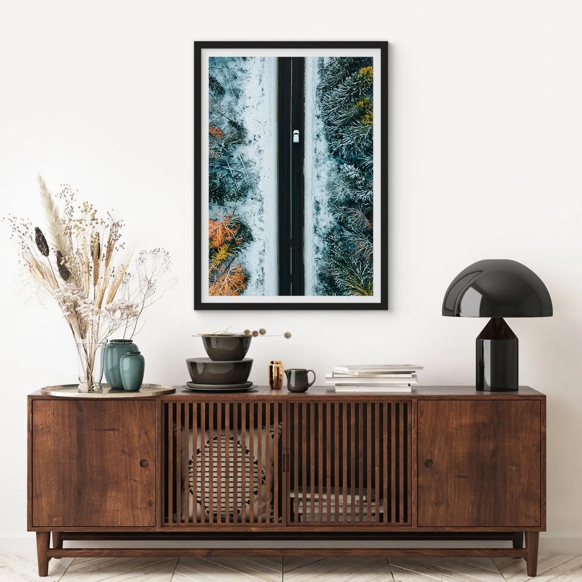 Plagát v čiernom ráme - Pohľad z vtáčej perspektívy na zimný les s cestou a jediným autom - 50x70cm - Cez zimný les - Moderná nástenná dekorácia do obývacej izby a spálne ARTTOR