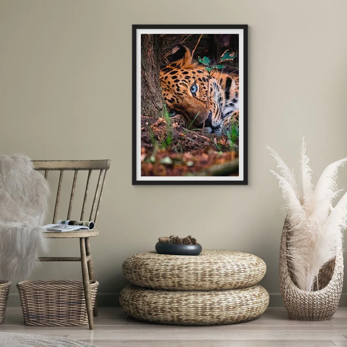Plagát v čiernom ráme - Ležiaci leopard s intenzívne modrými očami - 50x70cm - Ver mi - Moderná nástenná dekorácia do obývacej izby a spálne ARTTOR