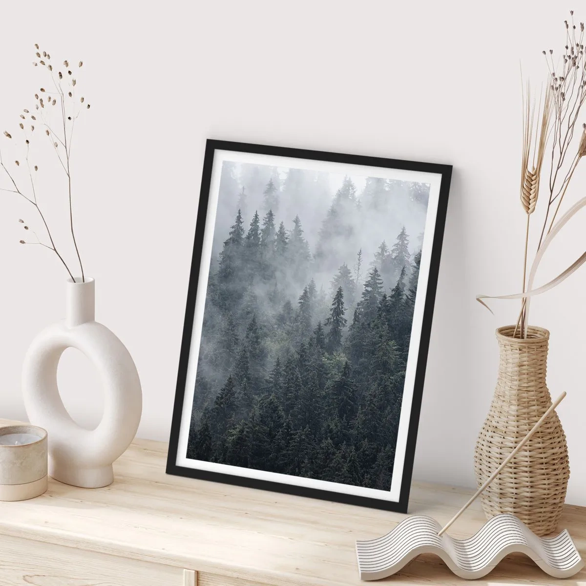 Plagát v čiernom ráme - Hmlistý les s vysokými ihličnatými stromami - 50x70cm - Lesné svitania - Moderná nástenná dekorácia do obývacej izby a spálne ARTTOR