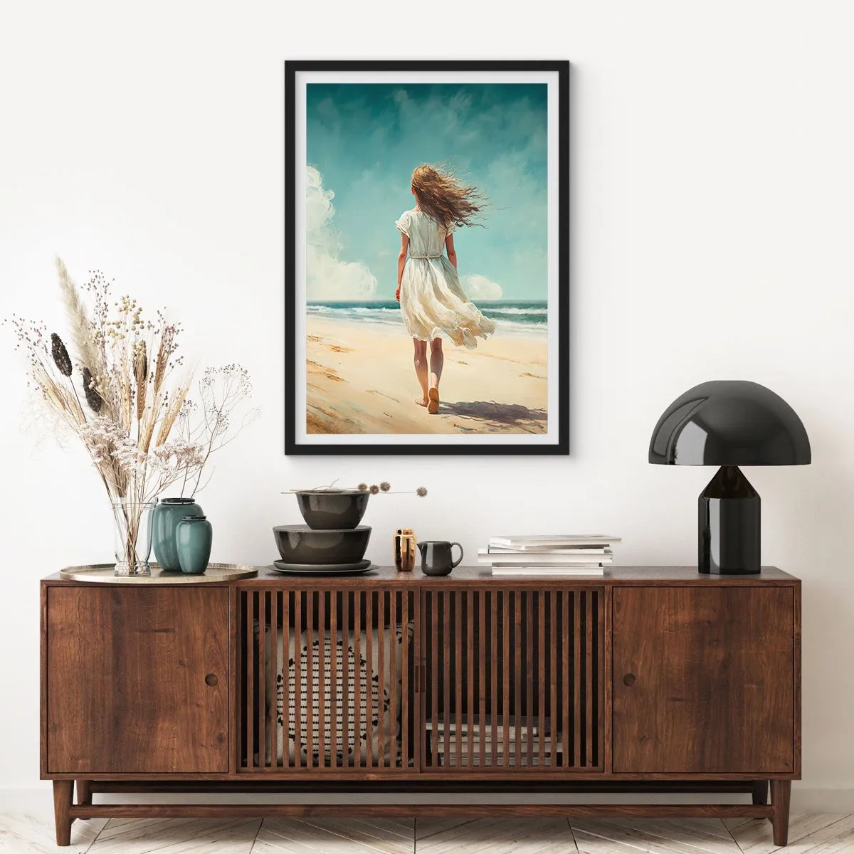 Plagát v čiernom ráme - Žena v bielych šatách kráčajúca po pláži pri mori - 50x70cm - Smerom ku slnku a vetru - Moderná nástenná dekorácia do obývacej izby a spálne ARTTOR