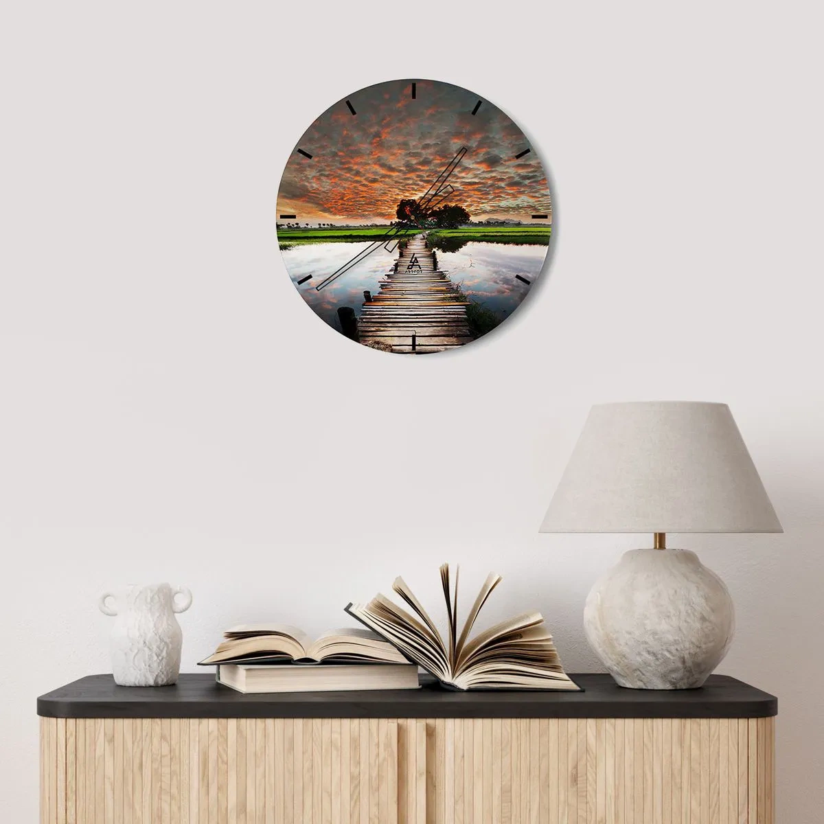 Nástenné hodiny - Mólo na pozadí malebného západu slnka - 30x30cm - Roztiahnite ruky - dýchajte - Moderná nástenná dekorácia do obývacej izby, kuchyne a spálne ARTTOR