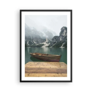 Plagát v čiernom ráme - Loď na móle s horami a jazerom v pozadí - 50x70cm - „Hrdé skaly vpredu“ - Moderná nástenná dekorácia do obývacej izby a spálne ARTTOR