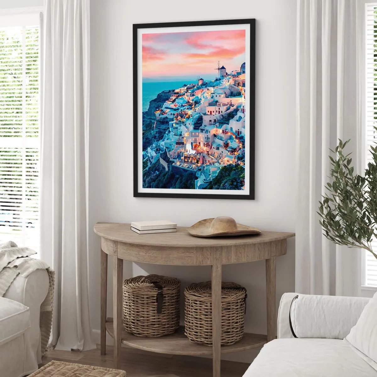 Plagát v čiernom ráme - Malebný výhľad na osvetlené domy na Santorini pri západe slnka - 50x70cm - Tvoja tučná grécka dovolenka - Moderná nástenná dekorácia do obývacej izby a spálne ARTTOR