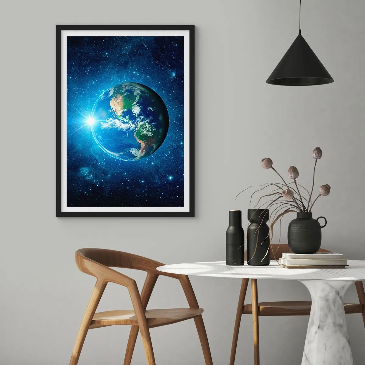 Plagát v čiernom ráme - Pohľad na Zem z vesmíru na pozadí hviezd - 50x70cm - Sme v nebi - Moderná nástenná dekorácia do obývacej izby a spálne ARTTOR