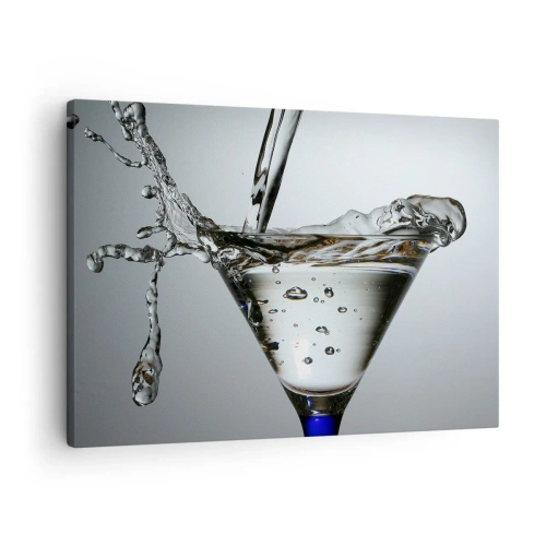 Obraz na plátne - Pohár na Martini s dynamickým striekaním vody na svetlom pozadí. - 70x50cm - Nad okrajom pohára - Moderná nástenná dekorácia do obývacej izby a spálne ARTTOR