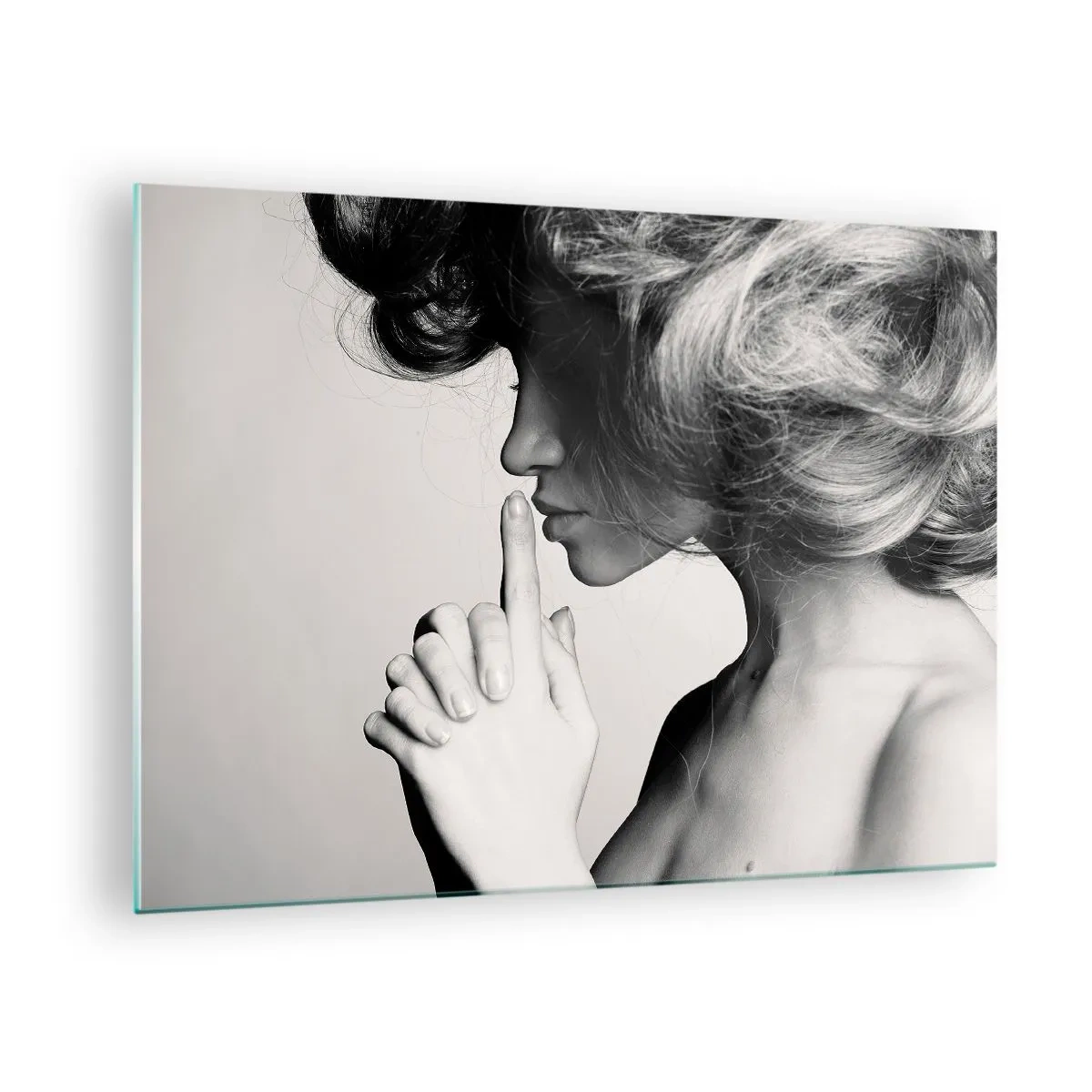Obraz na skle - Žena na čiernobielej fotografii gestami žiada ticho - 70x50cm - Zahľadená do seba - Moderná nástenná dekorácia do obývacej izby a spálne ARTTOR