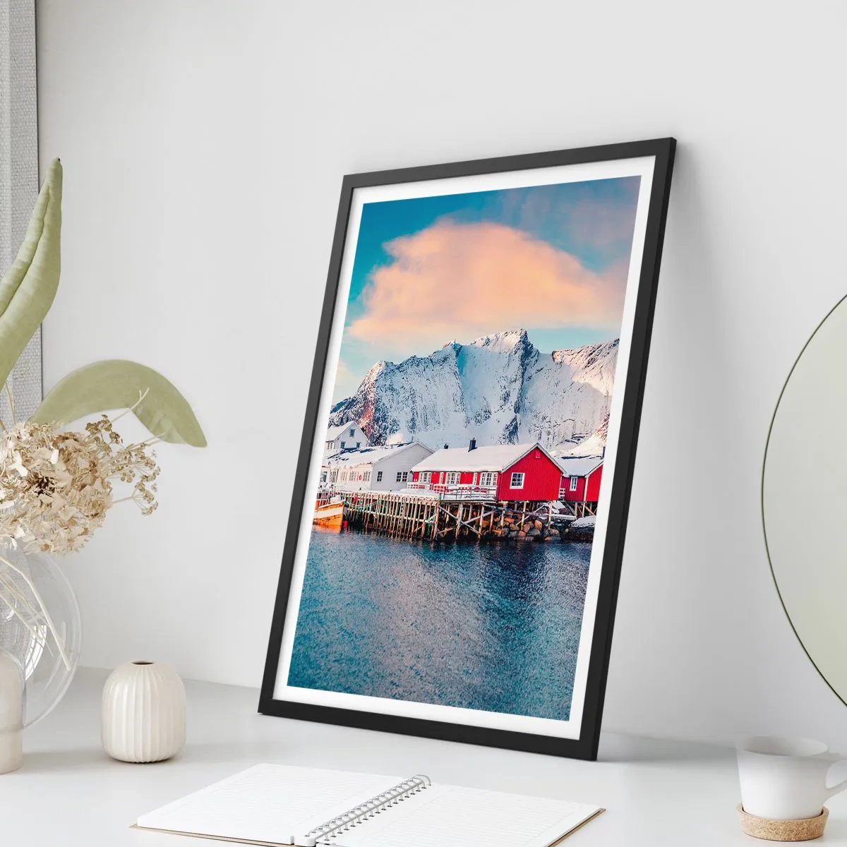Plagát v čiernom ráme - Škandinávske domy na pozadí zasnežených hôr a pokojnej vody - 50x70cm - Severné útočisko - Moderná nástenná dekorácia do obývacej izby a spálne ARTTOR