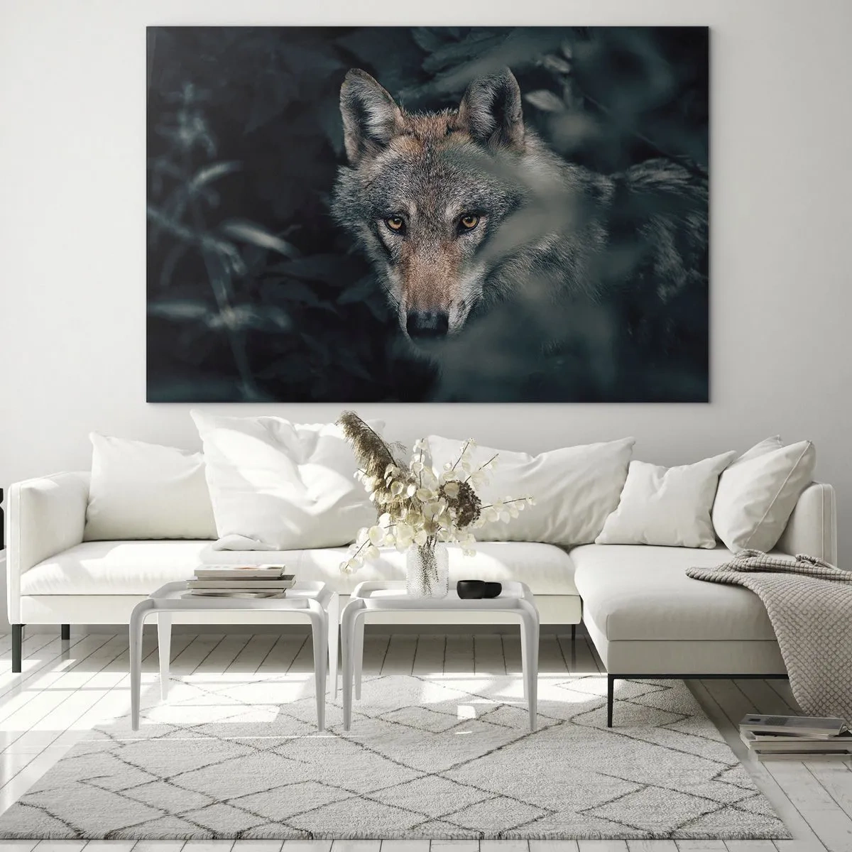 Obraz na skle - Vlk ostražito sleduje zo svojho úkrytu v lesnej húštine - 70x50cm - Predátor - Moderná nástenná dekorácia do obývacej izby a spálne ARTTOR