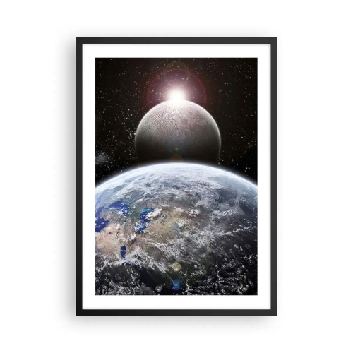 Plagát v čiernom ráme - Planéty Zem a Mesiac vo vesmíre - 50x70cm - Vesmírna krajina - východ slnka - Moderná nástenná dekorácia do obývacej izby a spálne ARTTOR