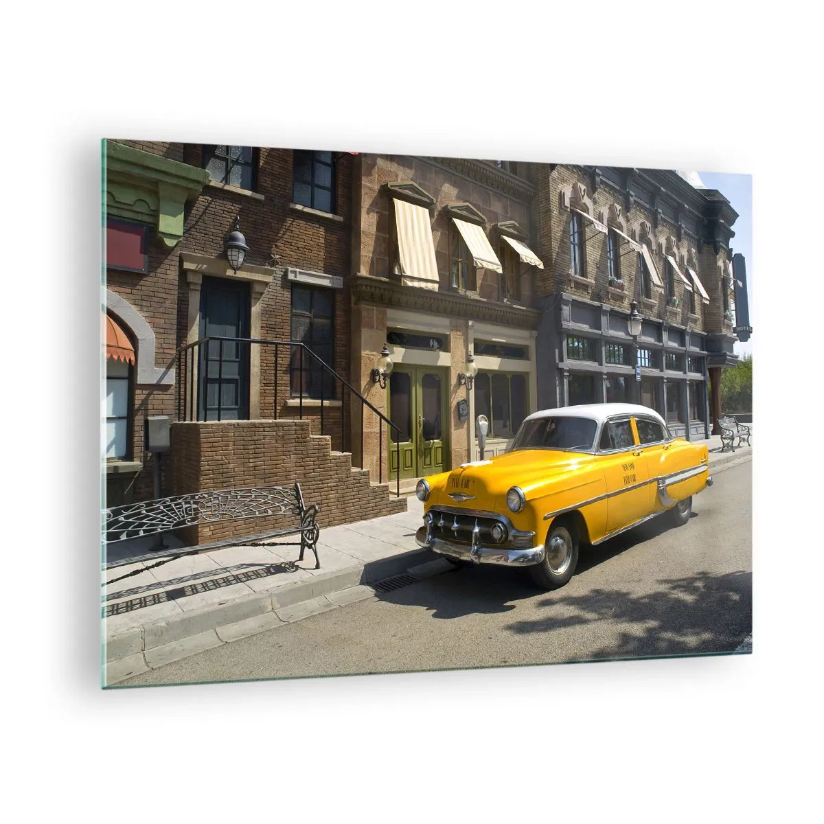 Obraz na skle - Žltý taxík na pozadí klasického činžiakového domu - 70x50cm - Kedysi dávno v Amerike - Moderná nástenná dekorácia do obývacej izby a spálne ARTTOR