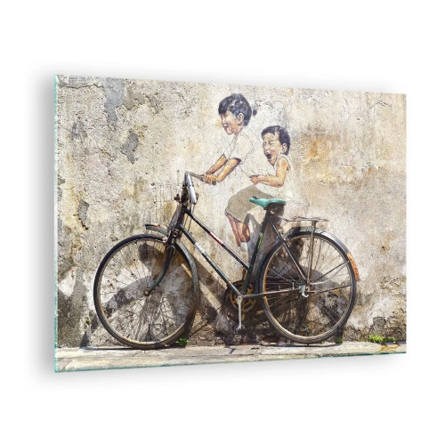 Obraz na skle - Nástenná maľba s bicyklom a postavami detí na pozadí steny. - 70x50cm - Pravda alebo klam? - Moderná nástenná dekorácia do obývacej izby a spálne ARTTOR