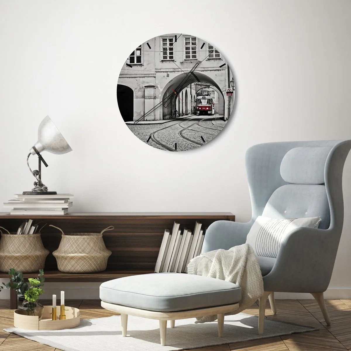 Nástenné hodiny - Električka prechádzajúca cez oblúk v monochromatickom štýle. - 30x30cm - Mestským labyrintom - Moderná nástenná dekorácia do obývacej izby, kuchyne a spálne ARTTOR