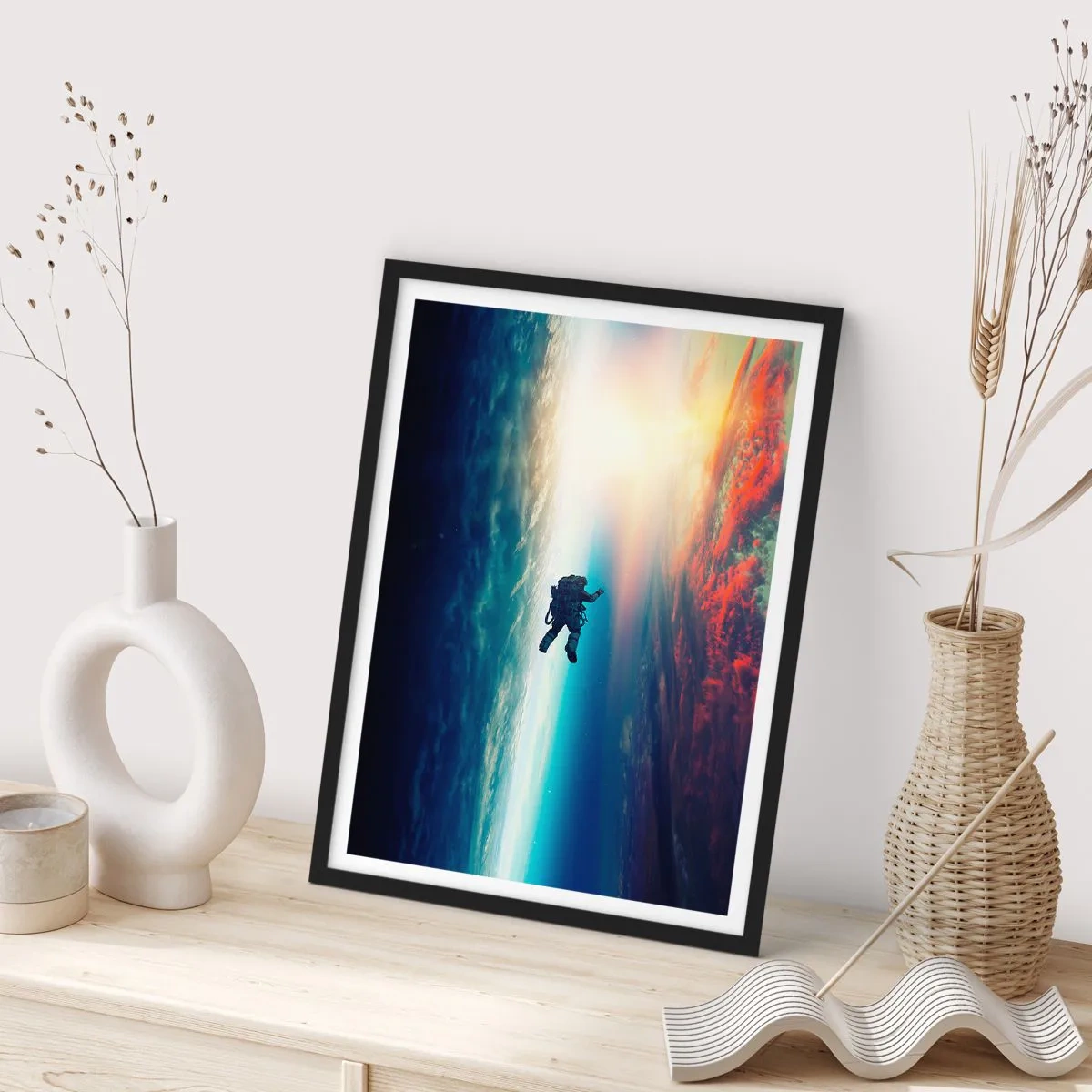 Plagát v čiernom ráme - Astronaut vo vesmíre so Zemou a Slnkom v pozadí - 50x70cm - Tvárou v tvár vesmíru - Moderná nástenná dekorácia do obývacej izby a spálne ARTTOR