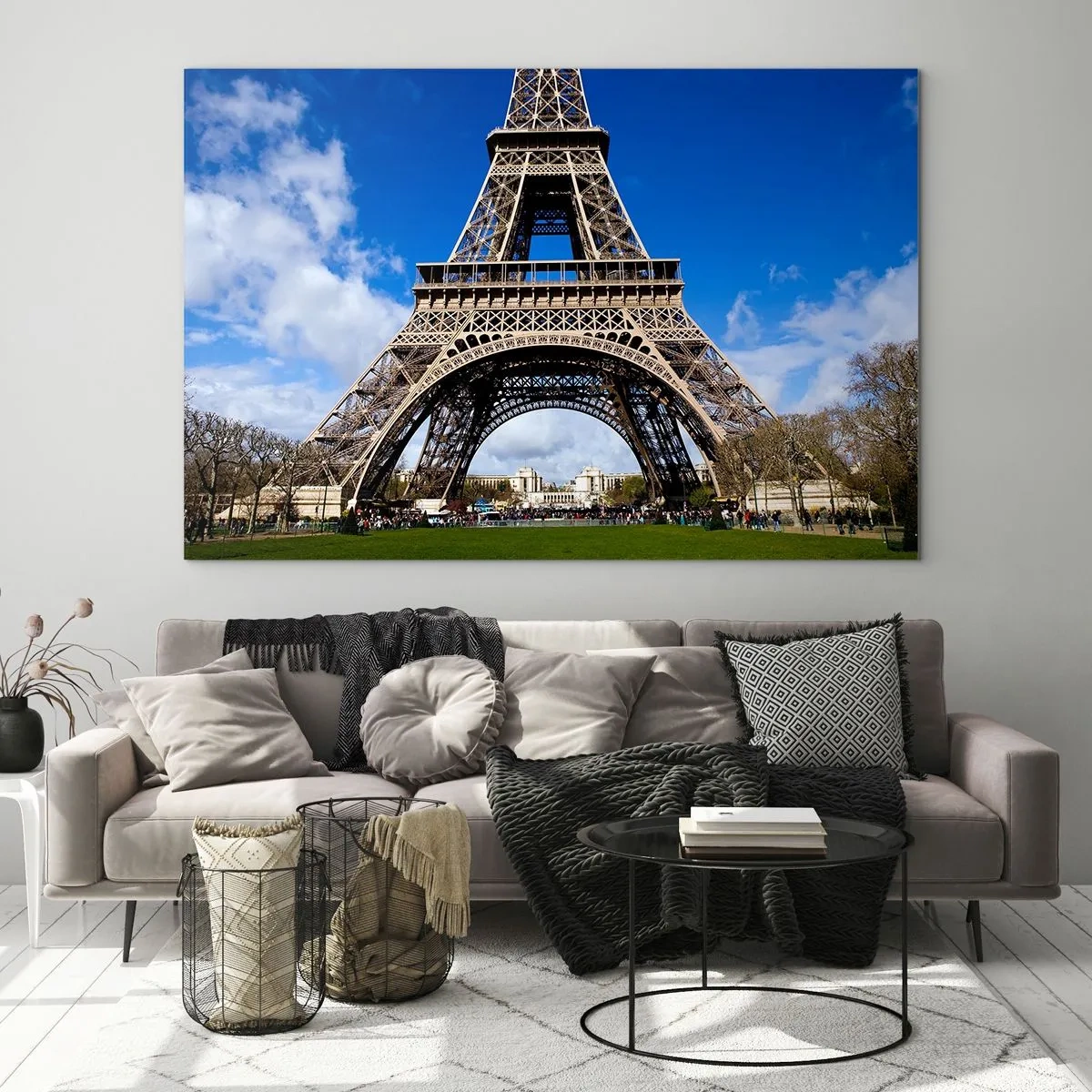 Obraz na skle - Eiffelova veža proti modrej oblohe - 70x50cm - Celý Paríž pri jej nohách - Moderná nástenná dekorácia do obývacej izby a spálne ARTTOR