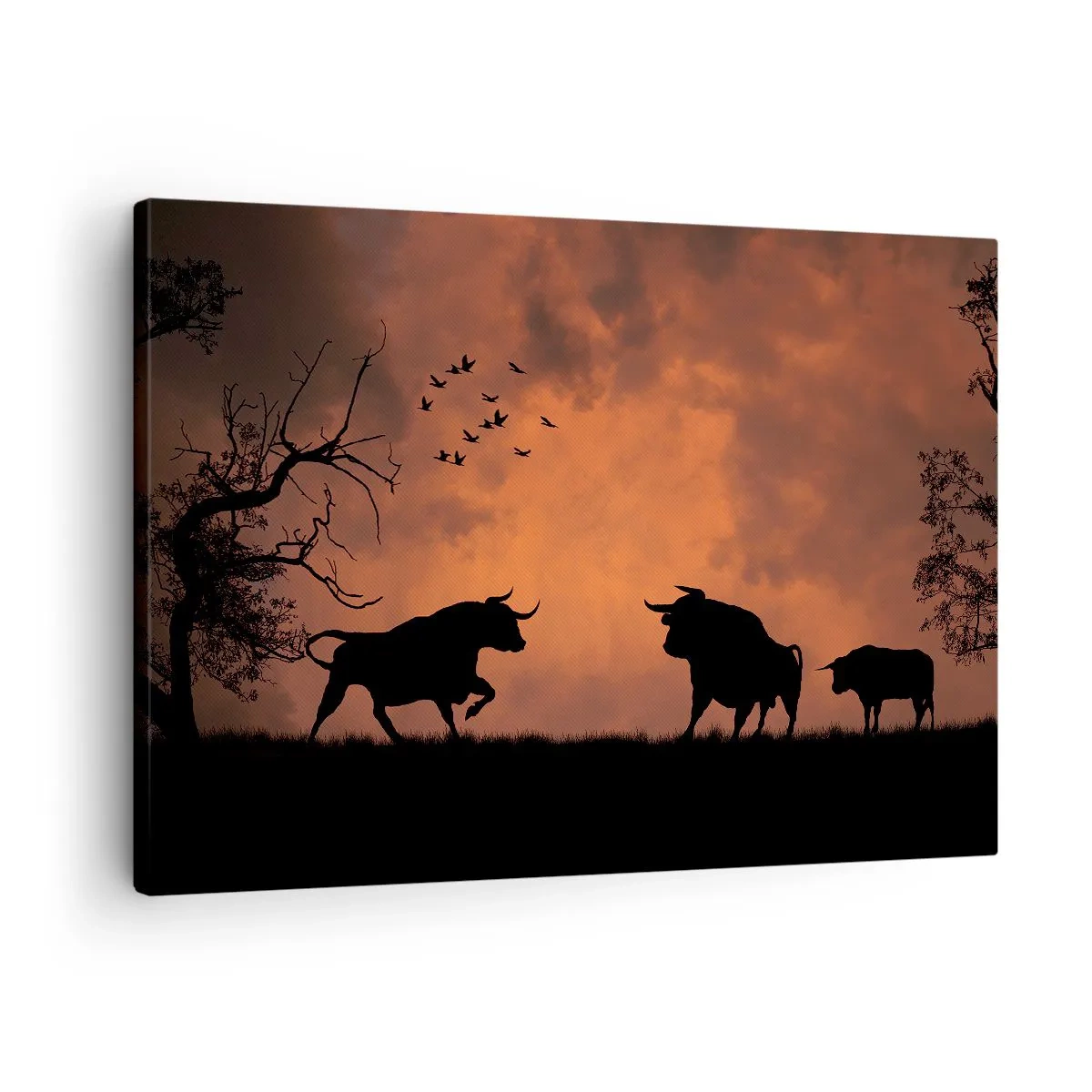 Obraz na plátne - Siluety býkov proti oranžovej oblohe pri západe slnka - 70x50cm - Dramatické predstavenie prírody - Moderná nástenná dekorácia do obývacej izby a spálne ARTTOR