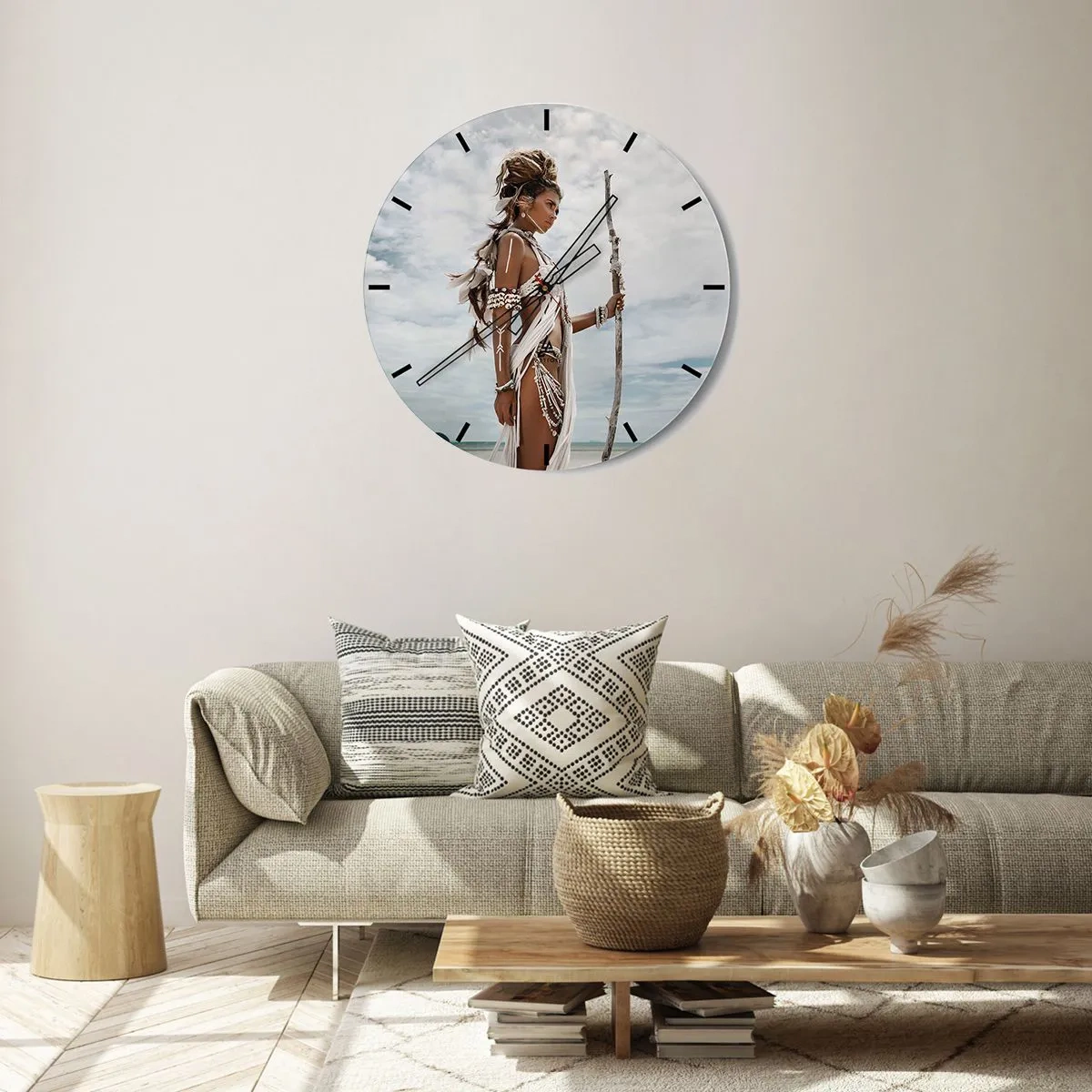 Nástenné hodiny - Portrét ženy s etnickými dekoráciami proti oblohe - 30x30cm - Kráľovná trópov - Moderná nástenná dekorácia do obývacej izby, kuchyne a spálne ARTTOR