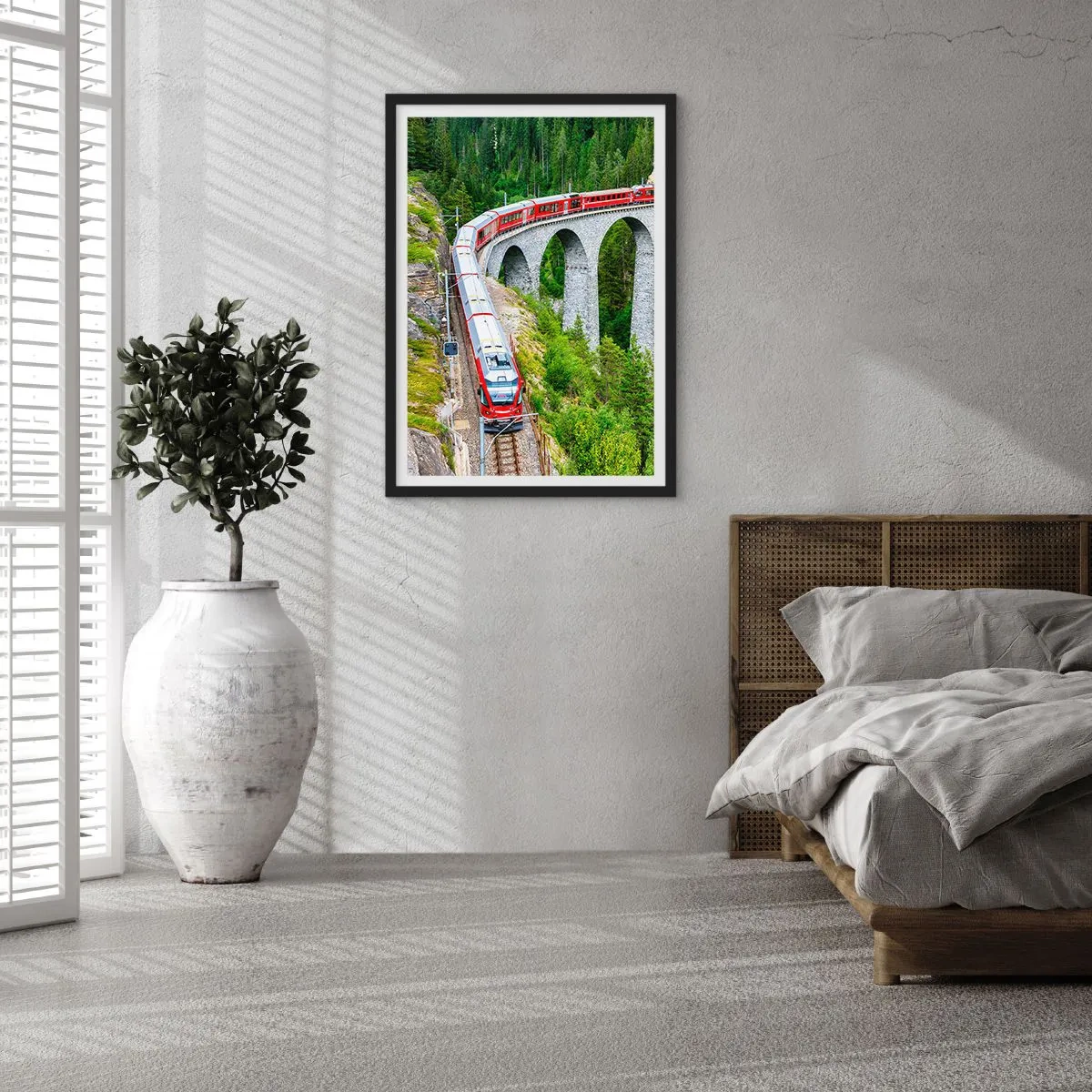 Plagát v čiernom ráme - Červený vlak na viadukte obklopenom zeleným lesom - 50x70cm - Horský výhľad priamo z vlaku - Moderná nástenná dekorácia do obývacej izby a spálne ARTTOR