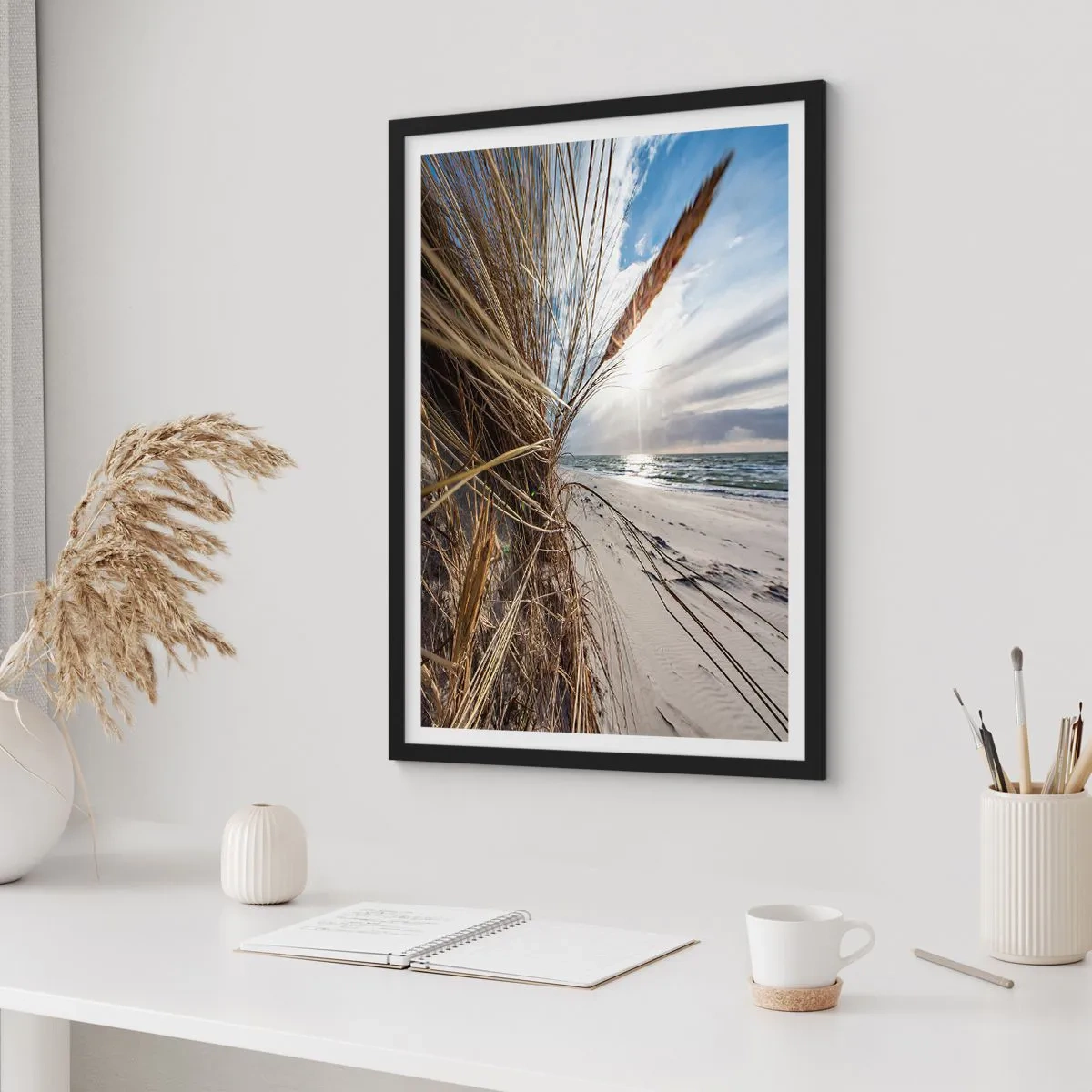 Plagát v čiernom ráme - Pláž s výhľadom na more a trávu na slnku - 50x70cm - Stretnutie živlov - Moderná nástenná dekorácia do obývacej izby a spálne ARTTOR