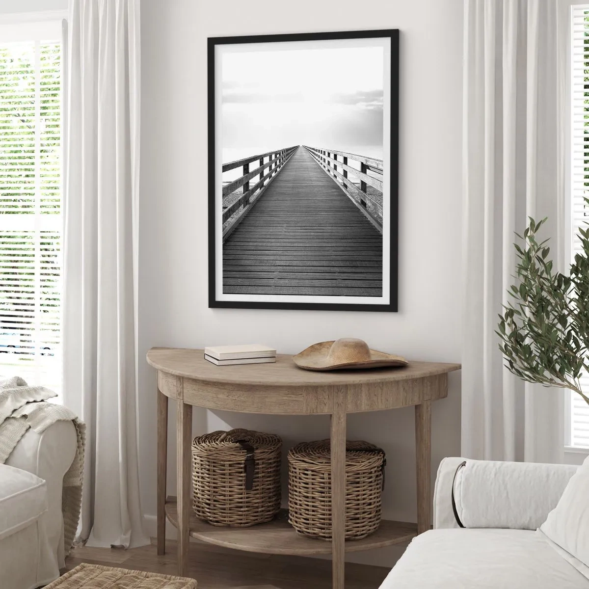 Plagát v čiernom ráme - Čiernobiely most vedúci do nekonečna - 50x70cm - Do diaľky… - Moderná nástenná dekorácia do obývacej izby a spálne ARTTOR