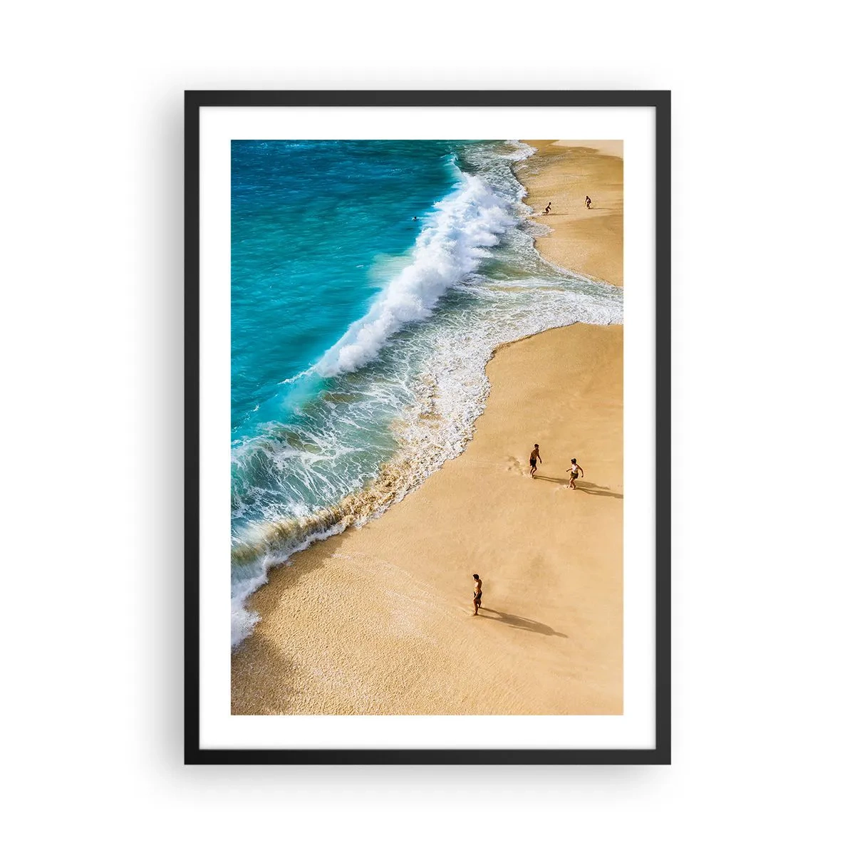 Plagát v čiernom ráme - Zlatá pláž s tyrkysovými vlnami a ľuďmi, ktorí sa prechádzajú okolo - 50x70cm - A potom slnko, pláž… - Moderná nástenná dekorácia do obývacej izby a spálne ARTTOR