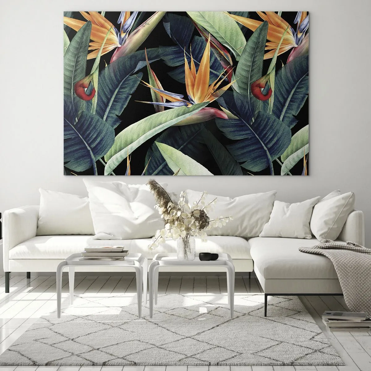 Obraz na skle - Kvety Strelitzia a tropické listy na čiernom pozadí - 70x50cm - Plamenné kvety trópov - Moderná nástenná dekorácia do obývacej izby a spálne ARTTOR