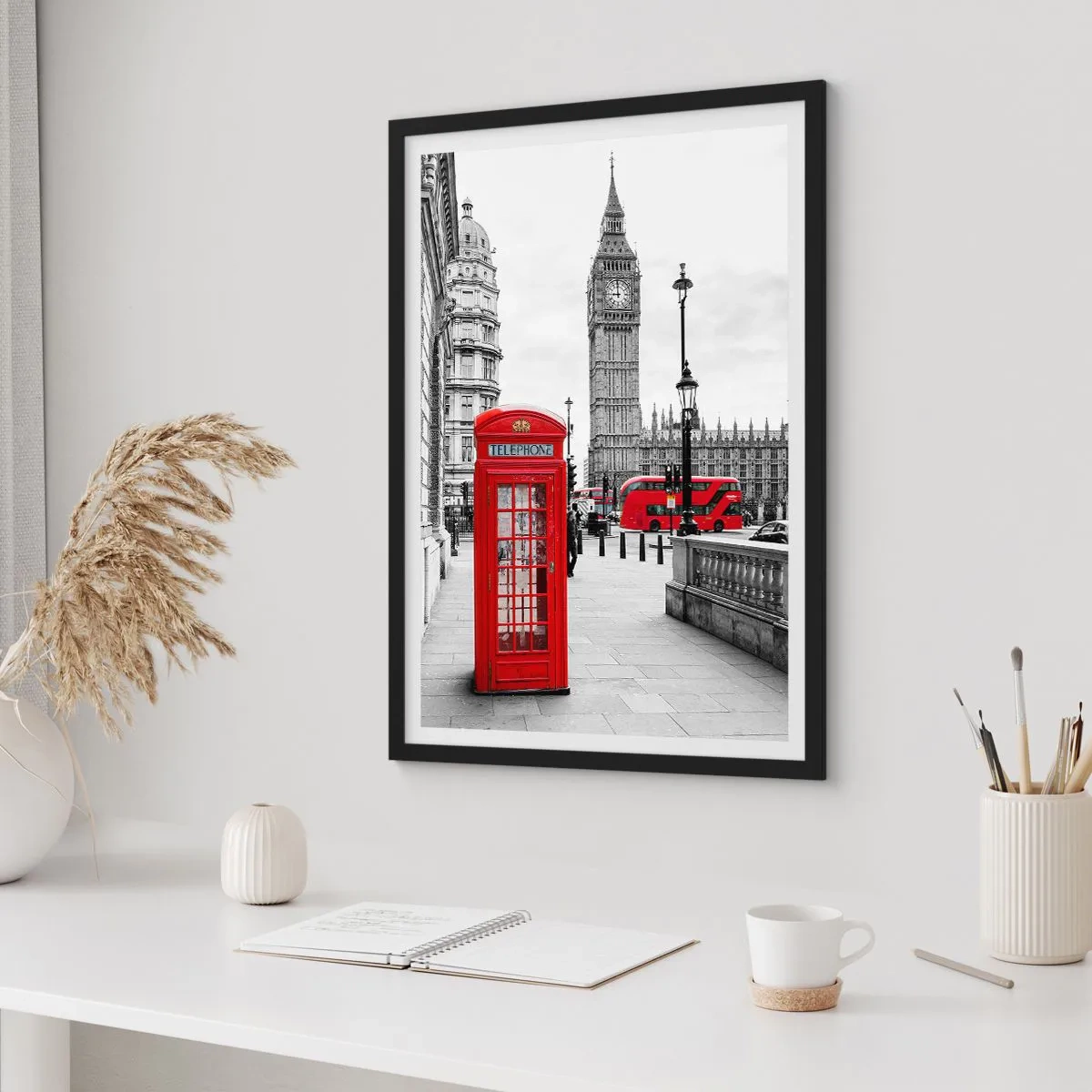 Plagát v čiernom ráme - Červená telefónna búdka s Big Benom a autobusom v pozadí. - 50x70cm - Nepochybne Londýn - Moderná nástenná dekorácia do obývacej izby a spálne ARTTOR
