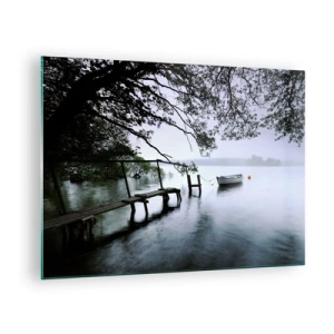 Obraz na skle - Drevené mólo nad hmlistým jazerom s loďkou v pozadí - 70x50cm - Už odpočívaš - Moderná nástenná dekorácia do obývacej izby a spálne ARTTOR
