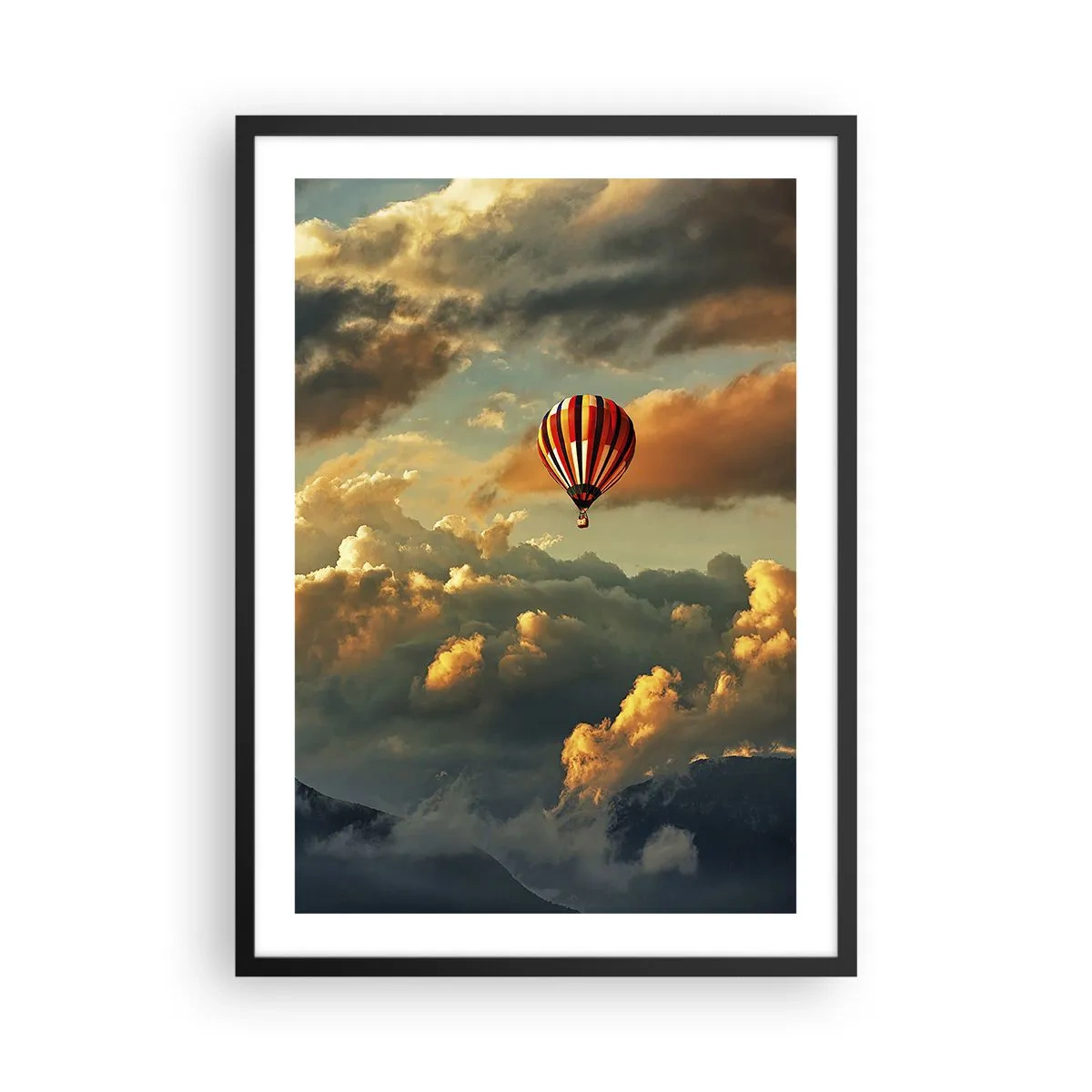 Plagát v čiernom ráme - Balón medzi oblakmi pri západe slnka - 50x70cm - Letím, lebo chcem - Moderná nástenná dekorácia do obývacej izby a spálne ARTTOR