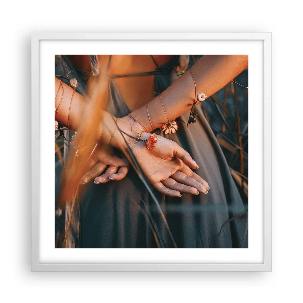 Plagát v bielom ráme - Prepojená s prírodou - 50x50 cm