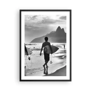Plagát v čiernom ráme - Surfer na pláži na čiernobielej fotografii - 50x70cm - Samba na jednu vlnu - Moderná nástenná dekorácia do obývacej izby a spálne ARTTOR