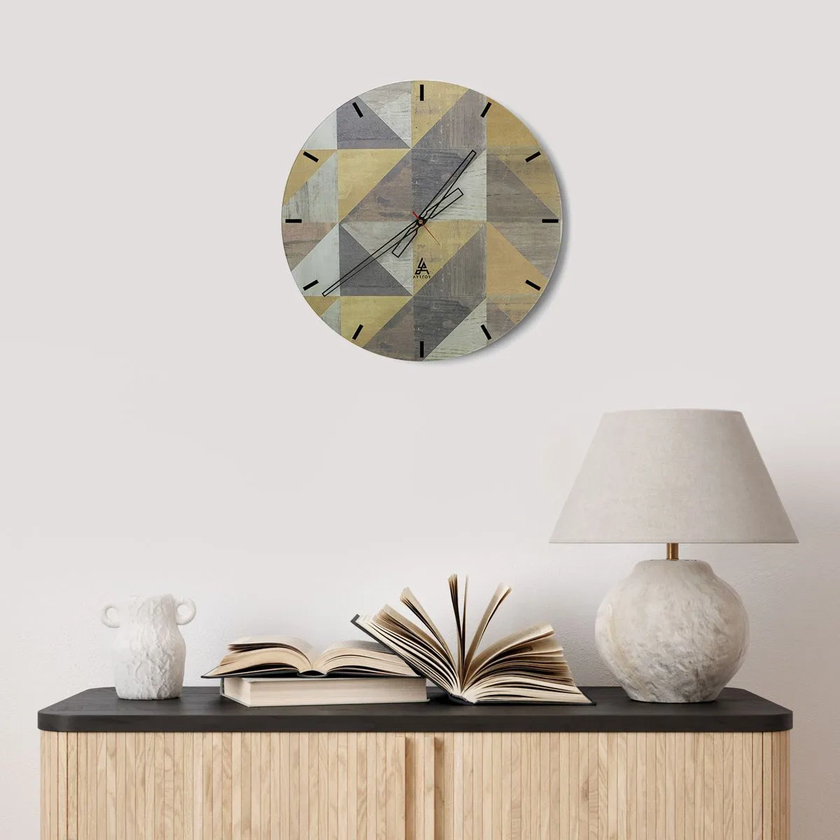 Nástenné hodiny - Geometrický vzor trojuholníkov v odtieňoch sivej a béžovej - 30x30cm - V uhle trojuholníka - Moderná nástenná dekorácia do obývacej izby, kuchyne a spálne ARTTOR