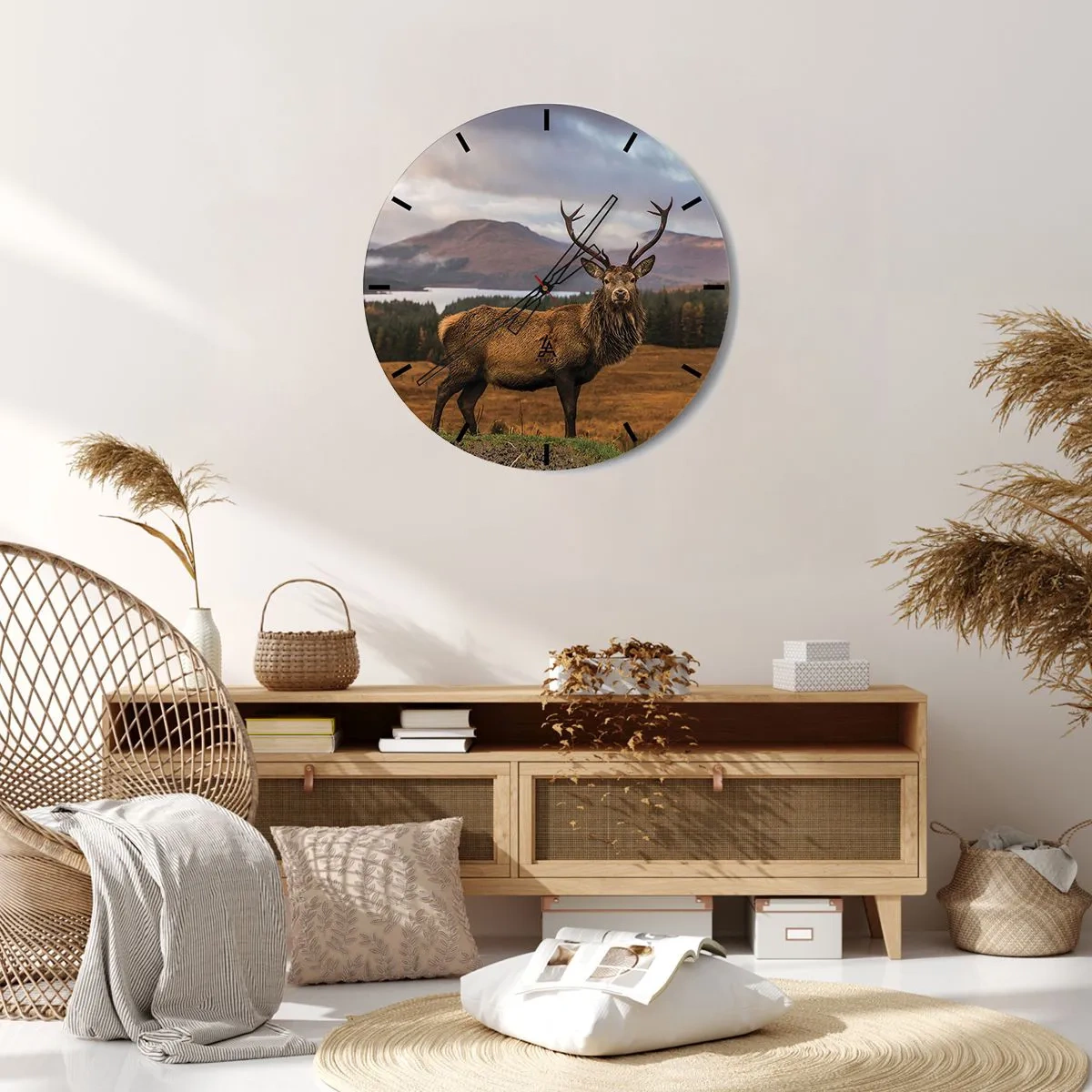 Nástenné hodiny - Jeleň v horskej krajine so stromami a jazerom - 30x30cm - Majestát prírody - Moderná nástenná dekorácia do obývacej izby, kuchyne a spálne ARTTOR