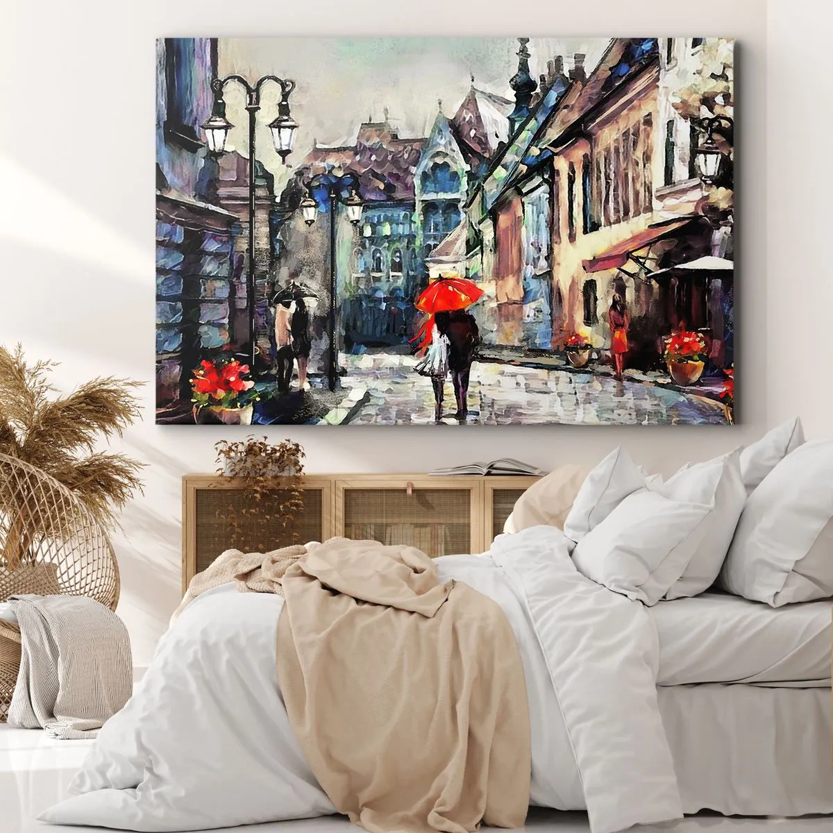 Obraz na plátne - Pôvabná mestská ulica s párom pod červeným dáždnikom - 70x50cm - Dážď pre dvoch - Moderná nástenná dekorácia do obývacej izby a spálne ARTTOR