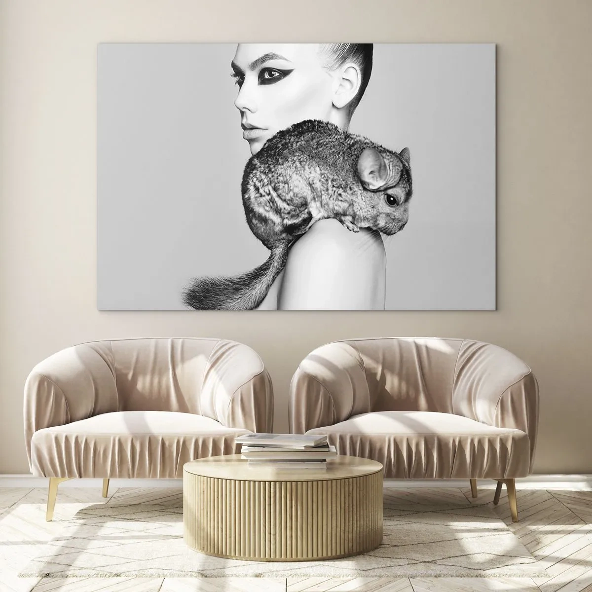 Obraz na skle - Portrét ženy s činčilou v čiernobielej farbe - 70x50cm - Dáma s činčilou - Moderná nástenná dekorácia do obývacej izby a spálne ARTTOR
