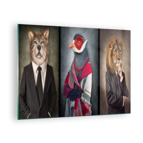 Obraz na skle - Tri zvieratá v elegantnom oblečení na štylizovanom pozadí - 70x50cm - Čo tu robím?! - Moderná nástenná dekorácia do obývacej izby a spálne ARTTOR