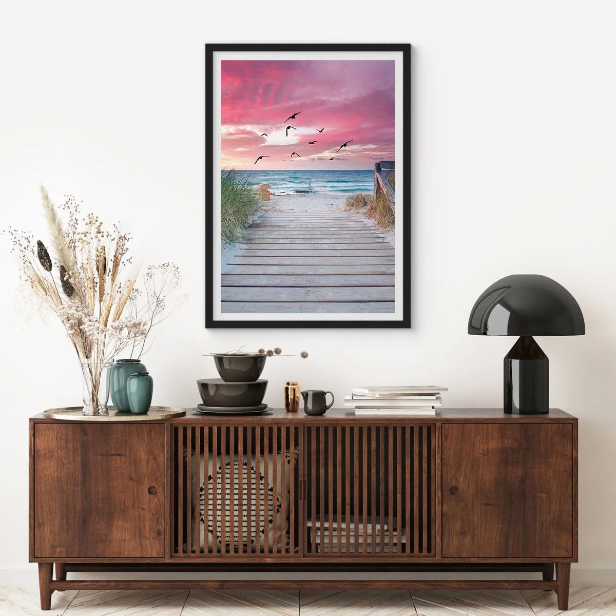 Plagát v čiernom ráme - Drevený chodník na pláži s výhľadom na more pri západe slnka - 50x70cm - Baltská impresia - Moderná nástenná dekorácia do obývacej izby a spálne ARTTOR