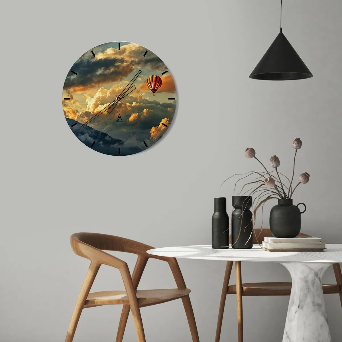 Nástenné hodiny - Balón vznášajúci sa medzi oblakmi pri západe slnka - 30x30cm - Letím, lebo chcem - Moderná nástenná dekorácia do obývacej izby, kuchyne a spálne ARTTOR