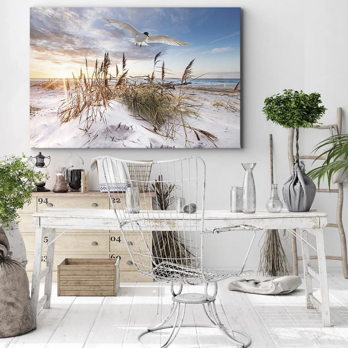 Obraz na plátne - Pláž s čajkami lietajúcimi pri západe slnka - 70x50cm - Vietor od mora - Moderná nástenná dekorácia do obývacej izby a spálne ARTTOR