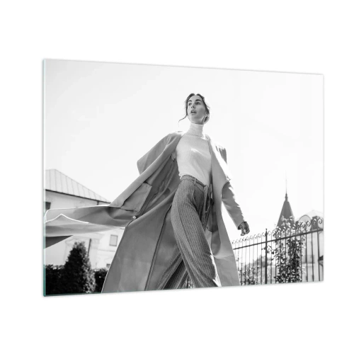 Obraz na skle - Štýlová žena v pohybe na pozadí mestskej architektúry - 70x50cm - Ideš so mnou? - Moderná nástenná dekorácia do obývacej izby a spálne ARTTOR