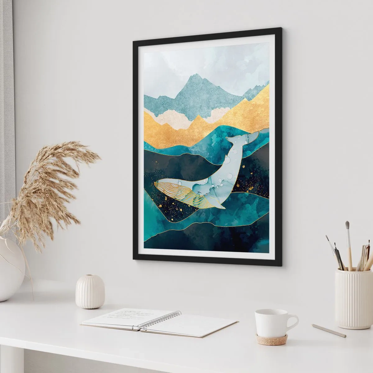 Plagát v čiernom ráme - Abstraktná veľryba plávajúca medzi zlatými vlnami. - 50x70cm - Chladná krása severu - Moderná nástenná dekorácia do obývacej izby a spálne ARTTOR