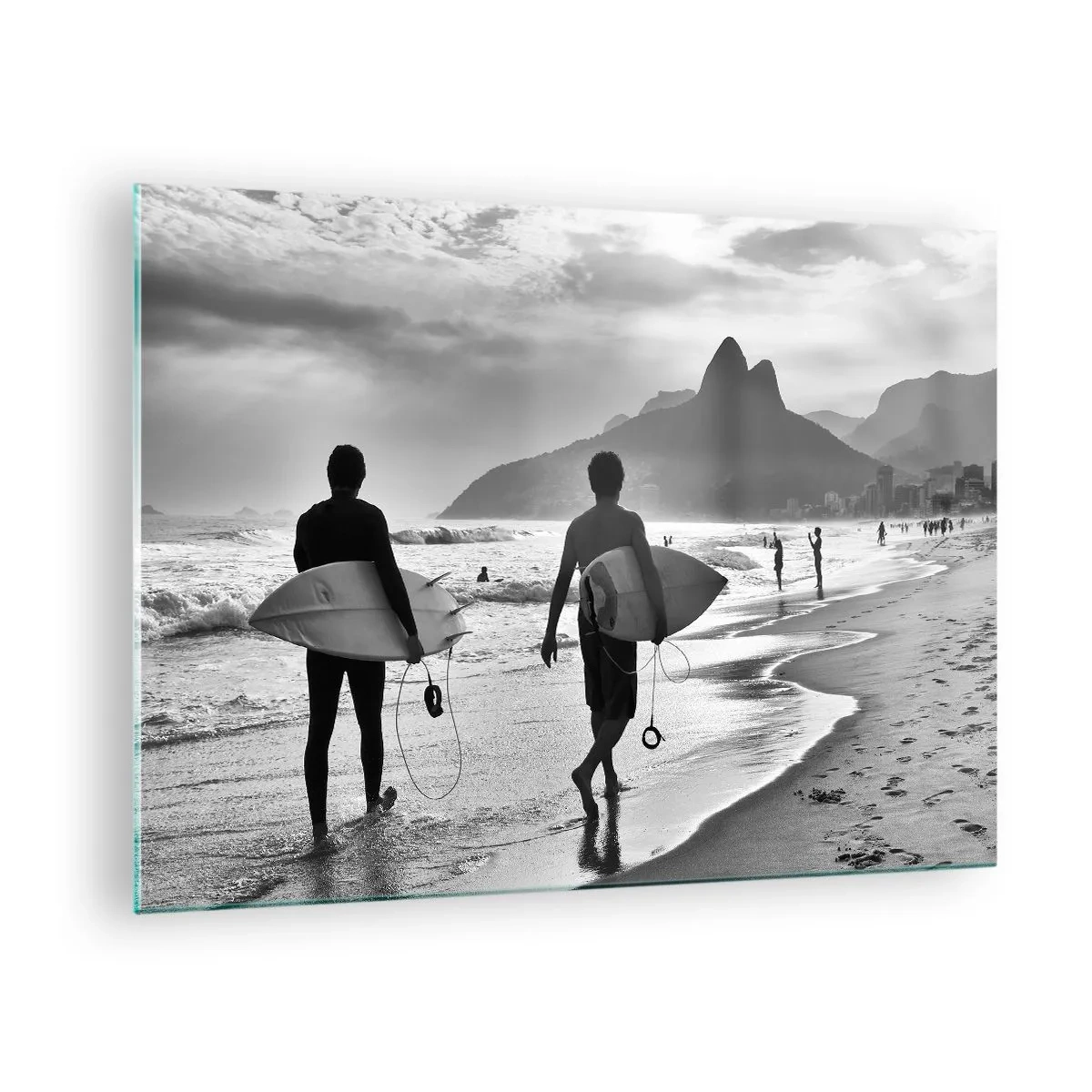 Obraz na skle - Surferi na pláži s doskami, čiernobiele zloženie - 70x50cm - Samba na jednu vlnu - Moderná nástenná dekorácia do obývacej izby a spálne ARTTOR