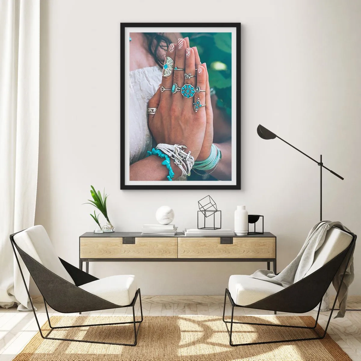 Plagát v čiernom ráme - Ruky zdobené šperkami v boho štýle - 50x70cm - Vitajte v centre bytia - Moderná nástenná dekorácia do obývacej izby a spálne ARTTOR
