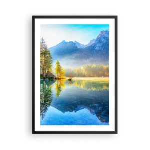 Plagát v čiernom ráme - Horské jazero obklopené lesom a vrcholmi odrážajúcimi sa vo vode - 50x70cm - Majestát a sladkosť - Moderná nástenná dekorácia do obývacej izby a spálne ARTTOR