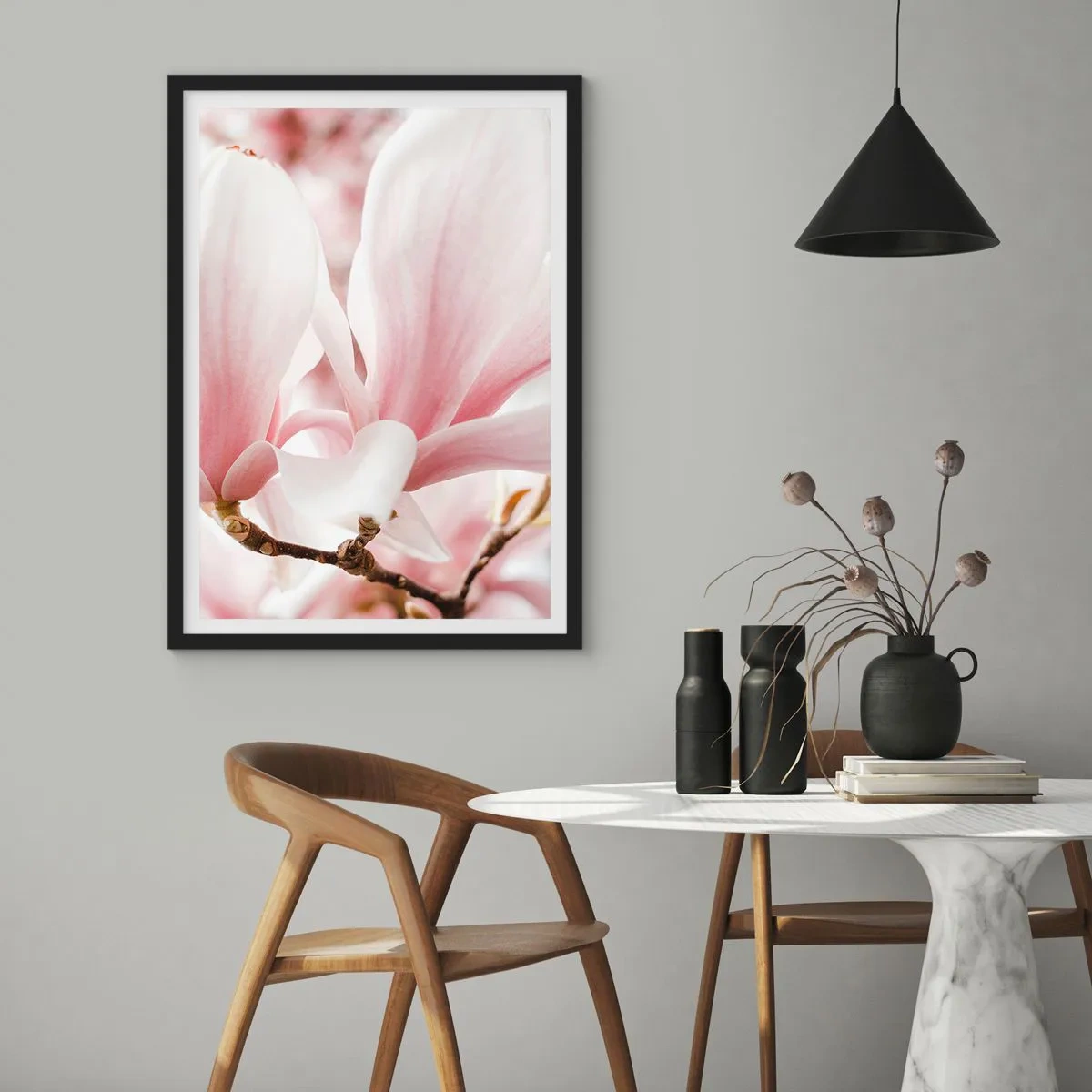 Plagát v čiernom ráme - Jemné ružové lupienky magnólie na rozostrenom pozadí - 50x70cm - Nesmiernosť nežnosti - Moderná nástenná dekorácia do obývacej izby a spálne ARTTOR